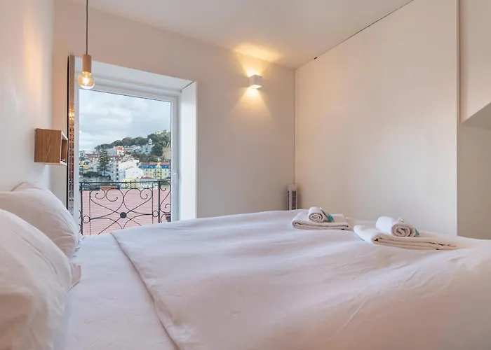Апартаменты Lovelystay - With Castle View *