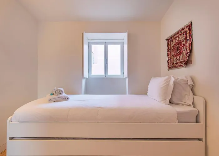Lovelystay - With Castle View Appartamento Lisbona