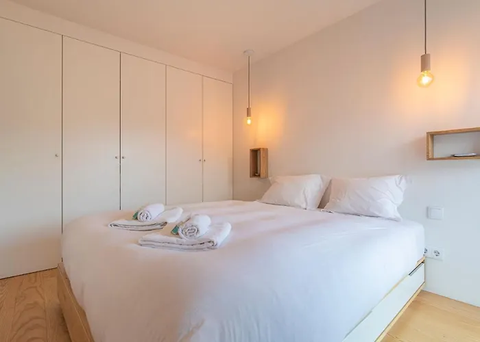 Lovelystay - With Castle View